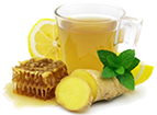 кружка чая с медом, лимоном и имбирем