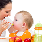 прикорм ребенка - мама кормит малыша