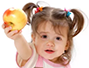 девочка держит яблоко