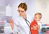 педиатр проверяет температуру у ребенка