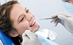 стомотолог лечит зубы