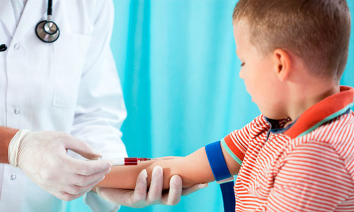 врач берет кровь на анализ у ребенка