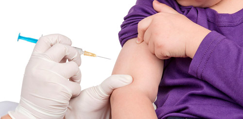 врач делает прививку ребенку