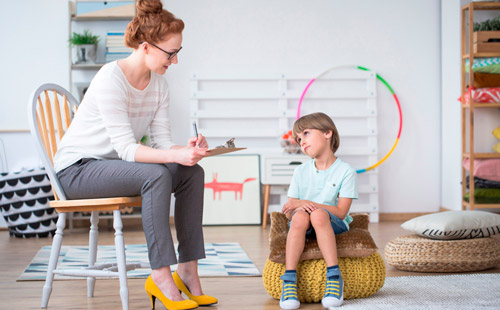 психолог общается с ребенком