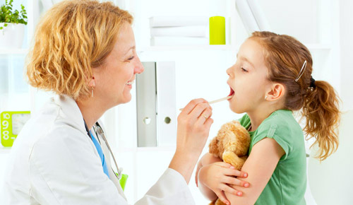 врач осматривает горло ребенка