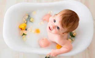 маленький ребенок в ванной
