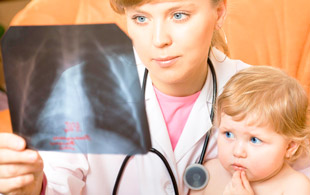 врач с рентгеном легких ребенка